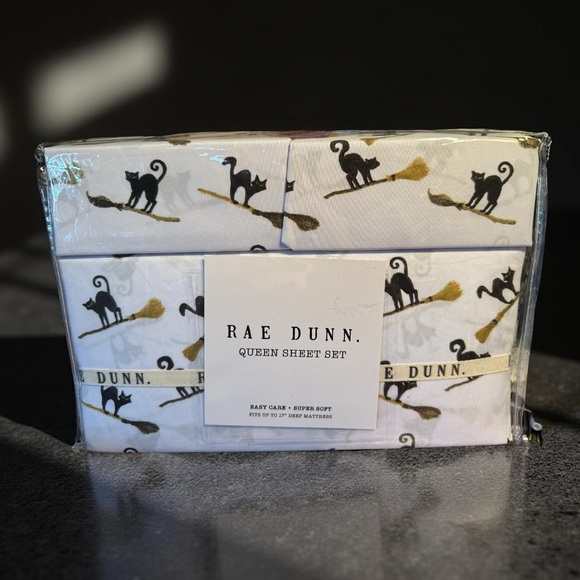 Rae Dunn NWT Halloween Queen Sheet Set with Black Cat 🐈‍⬛ & Gold Broom Design - Picture 1 of 5